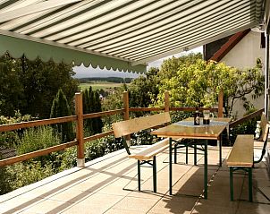 Geniet van het prachtige uitzicht vanaf het terras van Vakantiehuisje in Weitramsdorf, gelegen in het schilderachtige Beieren, Duitsland.