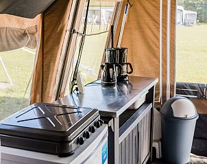 Auf Kengert Lodge de Luxe in Larochette, Luxembourg offers a modern kitchen with cooktop in a luxury glamping tent.