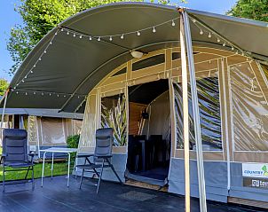Genieen Sie Luxus-Glamping in der Auf Kengert Lodge in Larochette, Luxemburg. Erleben Sie Komfort in einem gerumigen Safarizelt mit Terrasse.