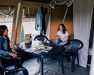 Gemtlicher Innenbereich der Auf Kengert Lodge in Larochette, Luxemburg, mit komfortablem Sitzbereich in der Glamping Lodge.