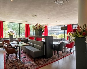 Gezellige eetruimte in Bastion Hotel Utrecht, met uitzicht op de groene omgeving van Utrecht.