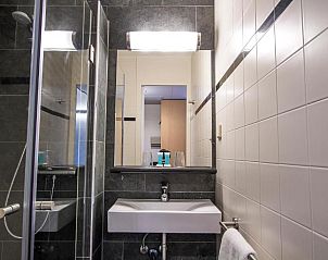 Stijlvolle badkamer in Bastion Hotel Utrecht, Utrecht, met moderne voorzieningen en design.