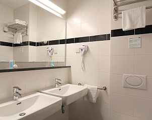 Moderne badkamer in Bastion Hotel Utrecht, Utrecht, met dubbele wastafels en luxe voorzieningen.