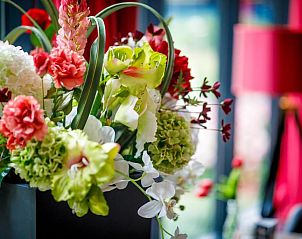 Bloemrijke decoratie in Bastion Hotel Utrecht, Utrecht, die de sfeer van de ruimte verlevendigt.