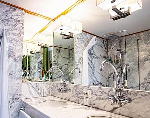 Luxe marmeren badkamer in Hotel Museumkwartier Utrecht, vakantie appartement in Utrecht met moderne voorzieningen.