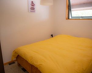 Gezellige slaapkamer in Huisje in Chtel-Montagne, Auvergne, Frankrijk met zonnige uitstraling en comfortabel bed.