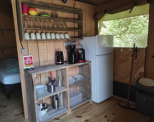 Keuken van Safari Greenlodge in Chtel-Montagne, Auvergne, met koelkast en koffiezetapparaat in een sfeervolle safaritent.