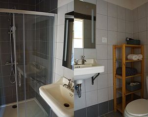Moderne badkamer in Vakantiehuisje in Espinasse, Auvergne, Frankrijk met douche en wastafel.