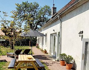 Geniet van de zon op het terras van Vakantiehuisje in Saint Bonnet Troncais, Auvergne, met een charmante tuin en comfortabele ligstoelen.