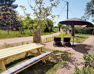 Geniet van de zon op het terras van Vakantiehuisje in Saint Bonnet Troncais, gelegen in het pittoreske Auvergne, Frankrijk.