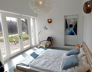 Lichte slaapkamer in Vakantiehuisje in Saint Bonnet Troncais, Auvergne, met uitzicht op de natuur van Frankrijk.