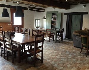 Gezellige eetruimte in Huisje in St. Hilaire pres Pionsat, Auvergne. Ideaal vakantiehuis voor familiebijeenkomsten in Frankrijk.