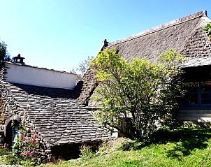 Vakantiehuisje in Moudeyres, een charmant verblijf in het groene Auvergne, Frankrijk, met traditionele architectuur en een rieten dak.