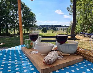 Geniet van een ontspannen lunch op het terras van Vakantiehuisje in Moudeyres, omgeven door de prachtige natuur van Auvergne, Frankrijk.