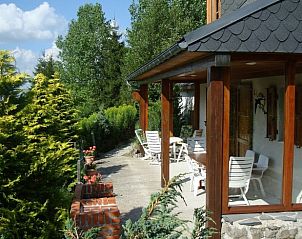 Geniet van de serene veranda van Vakantiehuis in Le Claux, gelegen in het prachtige Auvergne, Frankrijk.