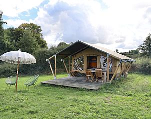 Safaritent met priv sanitair in Saint Dsir, Auvergne. Geniet van het terras en de groene omgeving voor een unieke glamping ervaring.