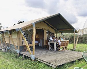 Gezellige safaritent met priv sanitair in Saint Desire, Auvergne. Perfecte glamping ervaring met ruim terras en prachtig uitzicht op de natuur.