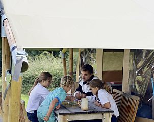 Gezellige familietijd in de safaritent met priv sanitair in Saint Dsir, Auvergne, Frankrijk, ideaal voor een glamping avontuur.