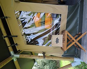 Veranda van safaritent met priv sanitair in Saint Desire, Auvergne, Frankrijk. Geniet van luxe glamping in de natuur.