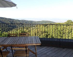 Geniet van het adembenemende uitzicht vanaf het terras van Vakantiehuisje in MONTCLARD in het prachtige Montclard, Auvergne, Frankrijk.