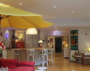 Gezellige binnenruimte van vakantiehuis Le Loft in Montluon, Auvergne, met moderne keuken en comfortabele zithoek.