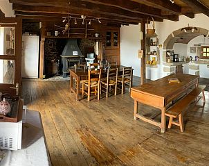 Gezellige binnenruimte van Vakantiehuisje in Leucamp, Auvergne, met houten interieur en ruime eethoek.