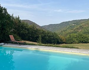 Geniet van het zwembad en het adembenemende uitzicht bij Huisje in Cassaniouze, een vakantiehuis in de Auvergne, Frankrijk.