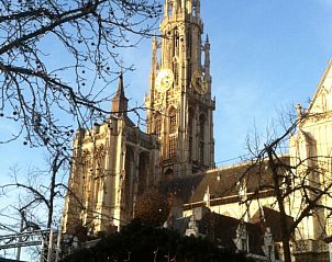 Prachtig uitzicht op de kathedraal in Antwerpen vanuit Bed and Breakfast 't Zuid, ideaal voor culturele ontdekkingen.