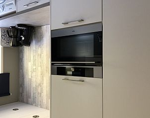 Compacte keuken in bungalow Helma, Ballum, Ameland met koffiezetapparaat.