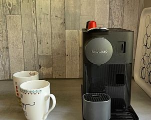 Koffiehoek in keuken van bungalow Helma, Ballum, Ameland met Nespresso machine.