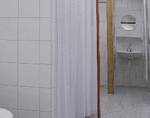 Moderne badkamer in vakantiehuis Suzan, Ballum, Ameland met douche en strakke tegels, comfort op de Waddeneilanden.