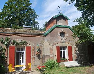 Entdecken Sie das charmante Ferienhaus in Thurey, Burgund, Frankreich, mit einer sonnigen Terrasse und grner Umgebung fr einen entspannten Aufenthalt.