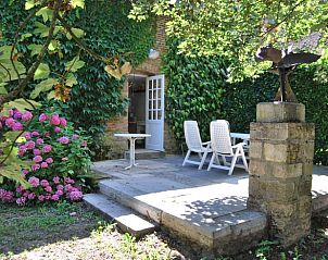 Genieen Sie den ruhigen Garten des Ferienhauses in Thurey, Burgund. Entspannen Sie sich auf der Terrasse, umgeben von grner Natur.