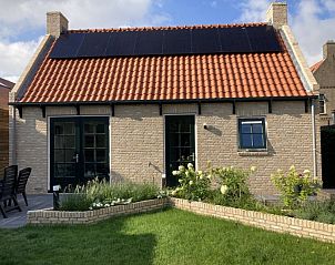 Charmant vakantiehuis 't Roefke in Hollum, Ameland met zonnige tuin en traditionele architectuur.