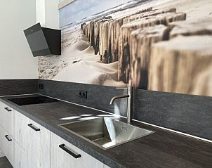 Detail van keukenblad en kraan in 't Roefke, vakantiehuis in Hollum, Ameland met stranddecor.