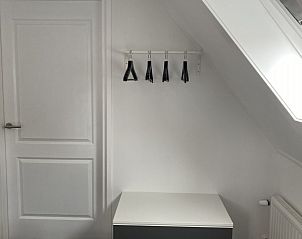 Minimalistische slaapkameropslag in 't Roefke, vakantiehuis in Hollum, Ameland met modern design.