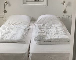 Knusse bovenverdieping slaapkamer in 't Roefke, vakantiehuis in Hollum, Ameland met natuurlijk licht.