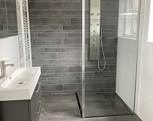 Ruime badkamer in 't Roefke, vakantiehuis in Hollum, Ameland met stijlvolle inloopdouche.