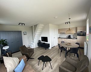 Gezellige leefruimte in De Miede, Nes, Ameland met open keuken en comfortabele zithoek voor een ontspannen verblijf.