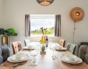 Eetkamer in Nesserduinen 42E, vakantiehuis Nes, Ameland met sfeervolle tafelopstelling.