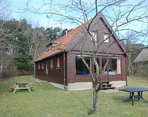 Gezellig vakantiehuis Krekel in Nes, Ameland met ruime tuin en picknicktafels, perfect voor ontspanning op de Waddeneilanden.