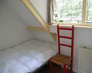 Knusse eenpersoonskamer in vakantiehuis Krekel, Nes, Ameland, perfect voor rust en privacy op de Waddeneilanden.