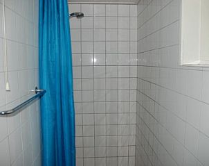 Moderne badkamer met douche in vakantiehuis Krekel, Nes, Ameland, ideaal voor verfrissende momenten op de Waddeneilanden.