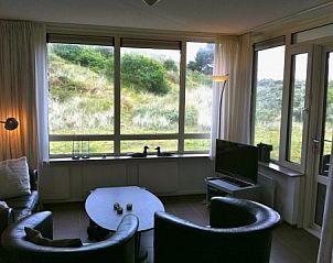 Gezellige binnenruimte van Duinrust appartement Nes Ameland met uitzicht op natuur.