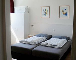 Comfortabele slaapkamer met tweepersoonsbed in vakantiehuis Fazant, Nes, Ameland.