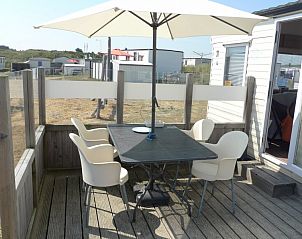 Eettafel op het terras van de Cirkel chalet in Nes, Ameland, perfect voor buiten dineren op de Waddeneilanden.