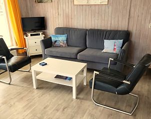 Gezellige woonkamer in Bungalow Margot, Nes, Ameland met comfortabele zitplekken.