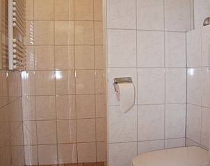 Stijlvolle badkamer in vakantiehuis Klasina, Nes, Ameland met moderne voorzieningen.