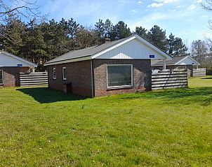 Rustige ligging van bungalow Klasina in Nes, Ameland omgeven door natuur.