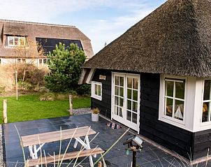 Veranda van Tureluur vakantiehuis in Buren, Ameland met picknicktafel.